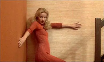 La jolie blonde est :