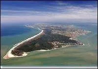 Sur l'image, on peut l'apercevoir à bord d'un avion. Cette île se trouve dans le département de la Charente-Maritime ! Après quelques indices, vous allez sûrement répondre à la question :