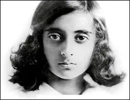 Seconde femme au monde élue démocratiquement à la tête d'un gouvernement.