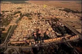 Quelle ville du Souss est encore parfois appelée ''la petite Marrakech'' pour sa ceinture de remparts ocres ?