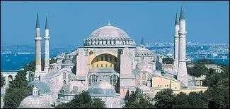Sur la photo, vous pouvez voir la basilique Sainte-Sophie construite au VIe siècle. Elle se situe ...