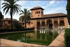 Voici l'Alhambra, célèbre palais ...