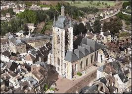 Nous commençons par une visite de la ville d'Avesnes-sur-Helpe. Nous nous rendons dans le département ...