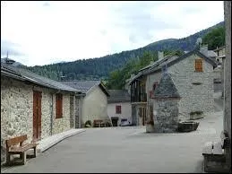 Nous nous situons dans le centre de la commune Ariégeoise de Lercoul. Nous sommes en région ...