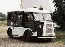 Dans le cas où les forces de police viendraient à vous embarquer, il serait possible que vous vous retrouviez dans un :