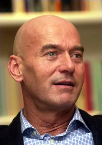 Cet homme politique néerlandais a fondé un parti classé habituellement à l'extrême-droite. Il a été assassiné en 2002. Comment s'appelle-t-il ?