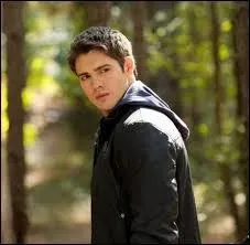 Jeremy Gilbert se nomme dans la vraie vie :