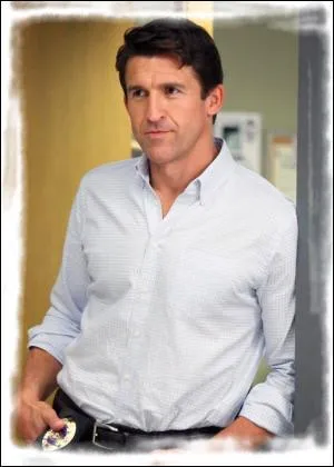 Je suis le policier qui fut chargé de l'enquête sur le meurtre d'Alejandro. Qui suis-je?