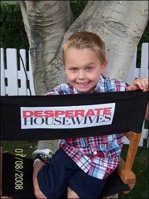 Je suis le petit frère de Julie Mayer. Qui suis-je?