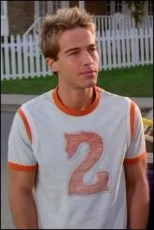 Je suis le colocataire de John Rowland mais aussi le petit ami d'Andrew. Qui suis-je?