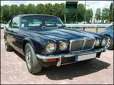 C'est une belle et vieille Jaguar. De quel modèle s'agit-il ?