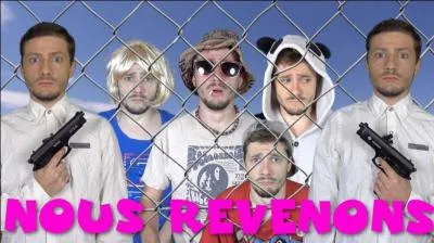 Dans quel épisode apparaissent les personnage sur la photo avec les armes ?