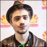 Par la suite, qu'est-ce que notre cher présentateur intègre à l'émission au cours de la saison 1 ?