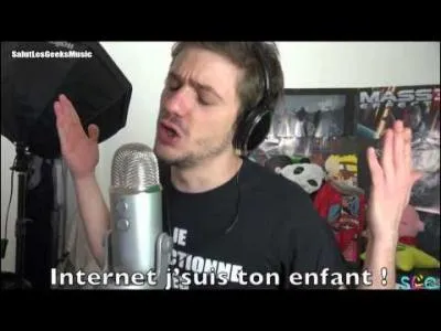 Que prépare le présentateur pour fêter l'anniversaire de "Salut les Geeks" ?