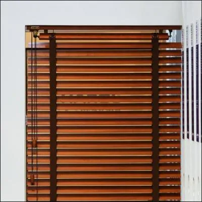 Il protège du soleil ou des regards indiscrets. Ajoutez un "y" aux lettres qui composent son nom et vous pourrez écrire celui de la préfecture :