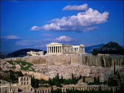 Voici un bâtiment antique appelé l'Acropole. Il est situé dans la capitale de son pays qui est ...