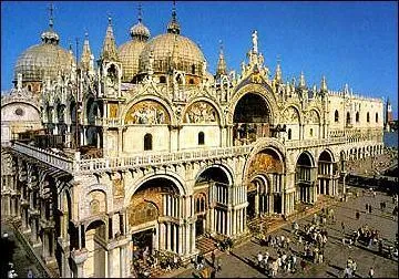 Dans quelle ville pourrez-vous visiter la cathédrale Saint-Marc ?