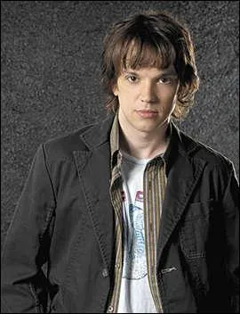 Premier stagiaire du Dr Brennan, je me r&eacute;v&egrave;le irrempla&ccedil;able une fois parti. Qui suis-je ?