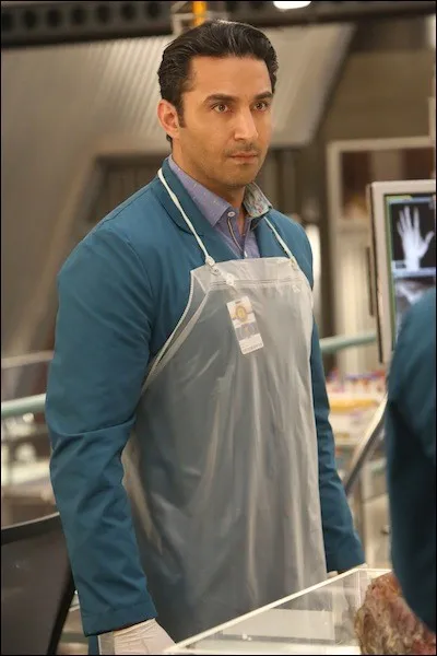 Je suis un interne du Dr Brennan, et je suis le compagnon de Camille. Qui suis-je ?