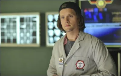 Interne du Dr Brennan au pass&eacute; trouble, j'ai su faire mes preuves aupr&eacute;s de l'institut Jefferson. Qui suis-je ?