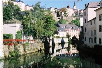 Mon 1er est l'unité de mesure de l'éclairement lumineux... Mon 2nd est un port allemand où débutèrent les Beatles... Mon tout est la capitale...