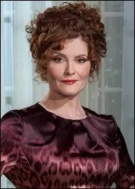 Qui est cette dame aux cheveux roux et au sourire suspicieux ?