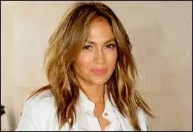 Qui est cette superbe chanteuse, qui continue sa profession ?