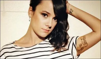 Qui est cette chanteuse dont un des singles se nomme "Moi Lolita" ?