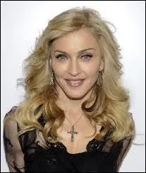 Qui est cette chanteuse blonde ?