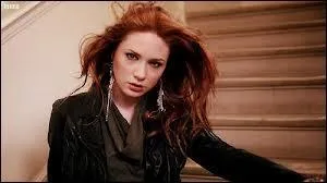 Karen Gillan est connue comme :