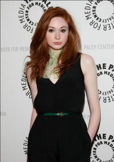 Karen Gillan a commencé sa carrière d'actrice à :