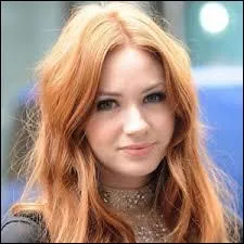 Karen Gillan a joué avec un célèbre acteur anglais ; lequel ?