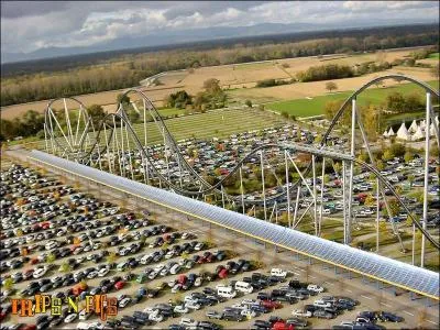 Combien y a-t-il de places sur le parking d'Europa Park, et combien coûte celui-ci ?