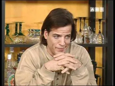 Comment s'appelle son colocataire de la photo ?