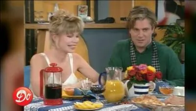 Qui joue le personnage de Karen qu'il drague dans " Les Nouvelles Filles d'à côté " ?