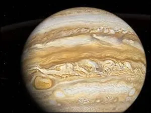 Cette planète est la plus grosse planète du système solaire, c'est une énorme boule de liquide et de gaz. Grâce à une sonde, on a découvert en 1979 qu'elle était entourée d'un anneau de poussière. Elle a seize lunes. Et trois d'entre elles sont plus grosses que notre Lune. Quel est son nom ?