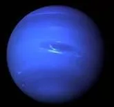 C'est une énorme boule de liquide et de gaz. Cette planète est balayée par des vents pouvant atteindre plus de deux mille kilomètres/heure. Elle possède huit lunes, mais on ne peut en voir que deux depuis la Terre. Quel est son nom ?