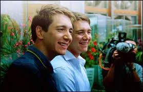 Le jour de Noël 2001, lequel a rendu fou tout le monde à cause de son nouveau téléphone ?