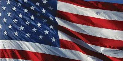 Depuis 1968, où flotte le drapeau américain, de jour comme de nuit, sans qu'il ait besoin de vent ?