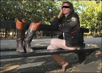 Reconnaissable à ses cheveux longs et ses cuissardes, il chante : "Tu fais tout pour m'étouffer, j'veux être aimé pas bouffé. Mais tu sais par coeur mes faiblesses... fais-moi l'amour, pas la guerre". Qui est-il ?