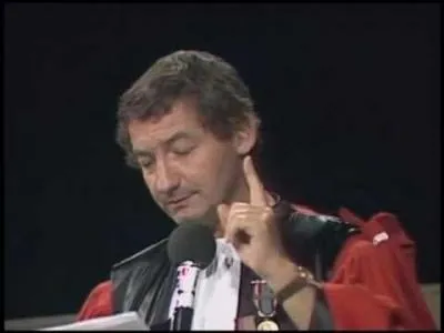 Finissez cette citation de Pierre Desproges : A la guerre, il est important de savoir reconnaître l'ennemi. Car, sans ennemi, la guerre est...