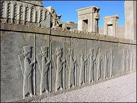 Voici une photo des ruines de Persépolis, ville antique qui était la capitale de l'Empire perse. Actuellement, dans quel pays se situe-t-elle ?