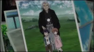 Qui est l'homme sur la photo avec les enfants ?