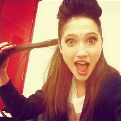 De quelle nationalité francesqua est-elle ?