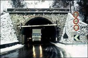 Nommé le tunnel du Chat, on peut le trouver en France. C'est en 1932 que la circulation a été ouverte. Mais quelle est la longueur de ce tunnel ?