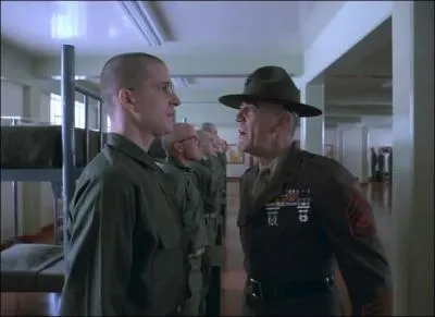 Dans quel film Ronal Lee Ermeu joue-t-il le sergent instructeur Hartman, un des instructeurs les plus méchants du cinéma ?