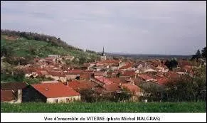 Voici une vue du village lorrain de Viterne, dans l'arrondissement de Nancy. Il se situe donc dans le département n° ...