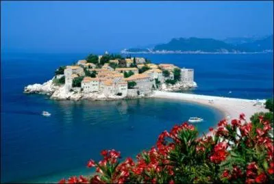 Mon 1er a été chanté par le trio Garou / Lavoie / Fiori... Mon 2nd est un niveau dans la hiérarchie... Et mon tout est la capitale de...