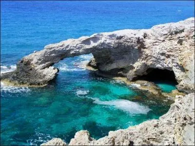 Mon 1er signifie ''fais l'amour'' dans un langage grossier... Mon 2nd est le prénom d'un Osbourne fondateur de Black Sabbath... Mon tout est la capitale de...