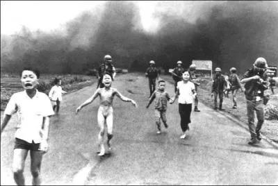 Le napalm, inventé à l'université d'Harvard, est une substance à base d'essence, habituellement utilisée dans les bombes incendiaires. Mais de quand date sa première utilisation militaire notable ? 
[Sur la photo, "la petite fille brûlée au napalm", en 1972, Vietnam. Photographe Nick Ut].